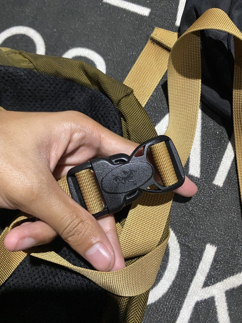 Arc’teryx sling bags (Category: Luxury Bags & Wallets) located in Andop. Submitted by trckmark4u (Listing ID 1470705990, Image 3). Description: Lightly used Black excellent condition Sign of usage only Mustard strach only minimal fade sa strap .