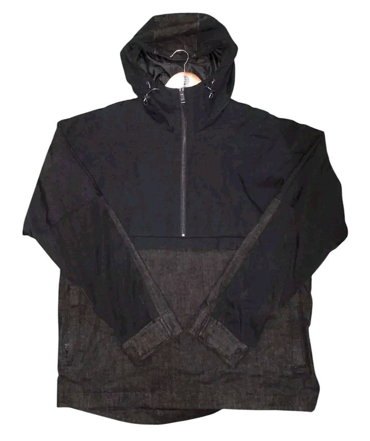ARMANI EXCHANGE (Category: Coats, Jackets and Outerwear) located in Taguig. Submitted by clothingselection (Listing ID 1470565596, Image 1). Description: PTPA ARMANI EXCHANGE HALF ZIP HOODED ANORAK JACKET WIDTH 24 LENGTH 30 EXCELLENT CONDITION NID WASH FRESH FROM BALE NAKA PLASTIC PA MGA PULLER NYAN.