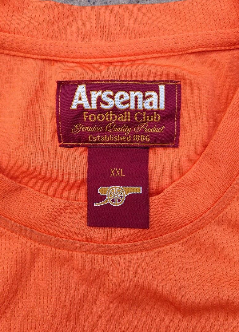 Arsenal Jersey (Category: Activewear) located in Pandi. Submitted by rozz_finds (Listing ID 1470696334, Image 2). Description: ARSENAL FC 2000s OFFICIAL TRAINING JERSEY XXL L 31 W 23.