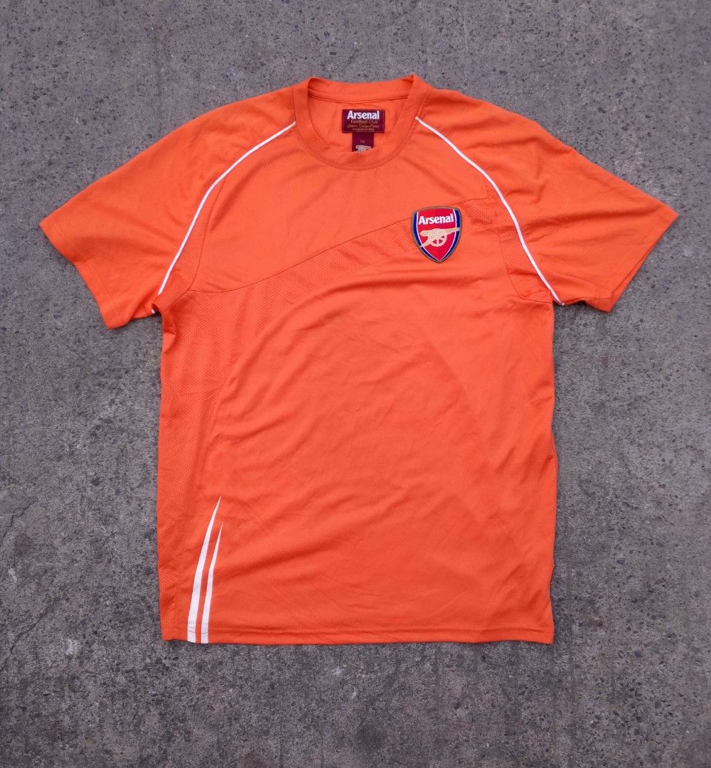 Arsenal Jersey (Category: Activewear) located in Pandi. Submitted by rozz_finds (Listing ID 1470696334, Image 1). Description: ARSENAL FC 2000s OFFICIAL TRAINING JERSEY XXL L 31 W 23.