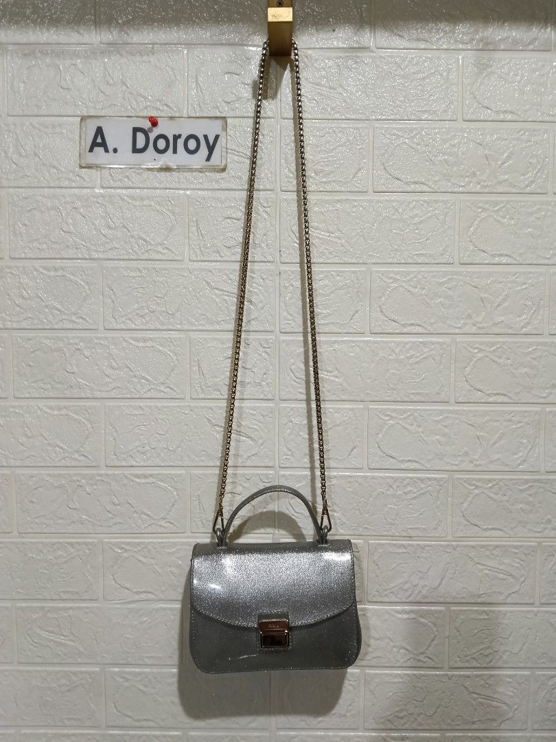 Authentic 💯 FURLA Candy Mini Crossbody (Category: Luxury Bags & Wallets) located in Manila. Submitted by archie_doroy (Listing ID 1470670265, Image 2). Description: Authentic 💯 FURLA Candy Mini Crossbody Excellent Condition 💯 No any flaws W/ Extra Chain strap No Scratch, No Fade and No Tarnish sa hardware 1650 Freeship.