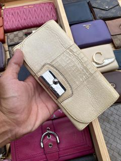 (Category: ) located in . Submitted by authentic_bag96 (Listing ID 1470632085, Image 1). Description: .