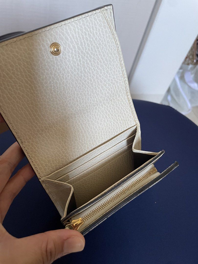 Authentic elegant marmont wallet (Category: Luxury Bags & Wallets) located in Cabuyao City. Submitted by wakahatana (Listing ID 1470699029, Image 3). Description: A lot of card slots. .