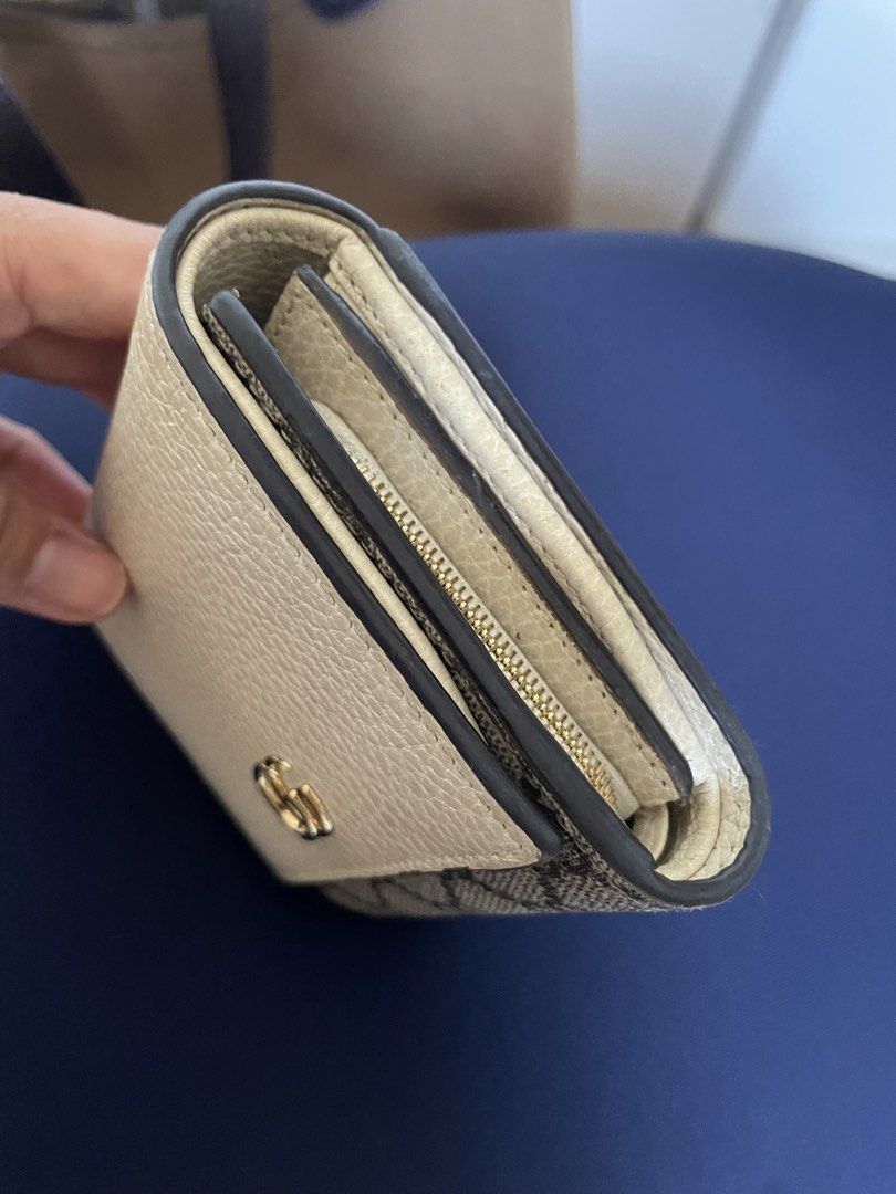 Authentic elegant marmont wallet (Category: Luxury Bags & Wallets) located in Cabuyao City. Submitted by wakahatana (Listing ID 1470699029, Image 1). Description: A lot of card slots. .