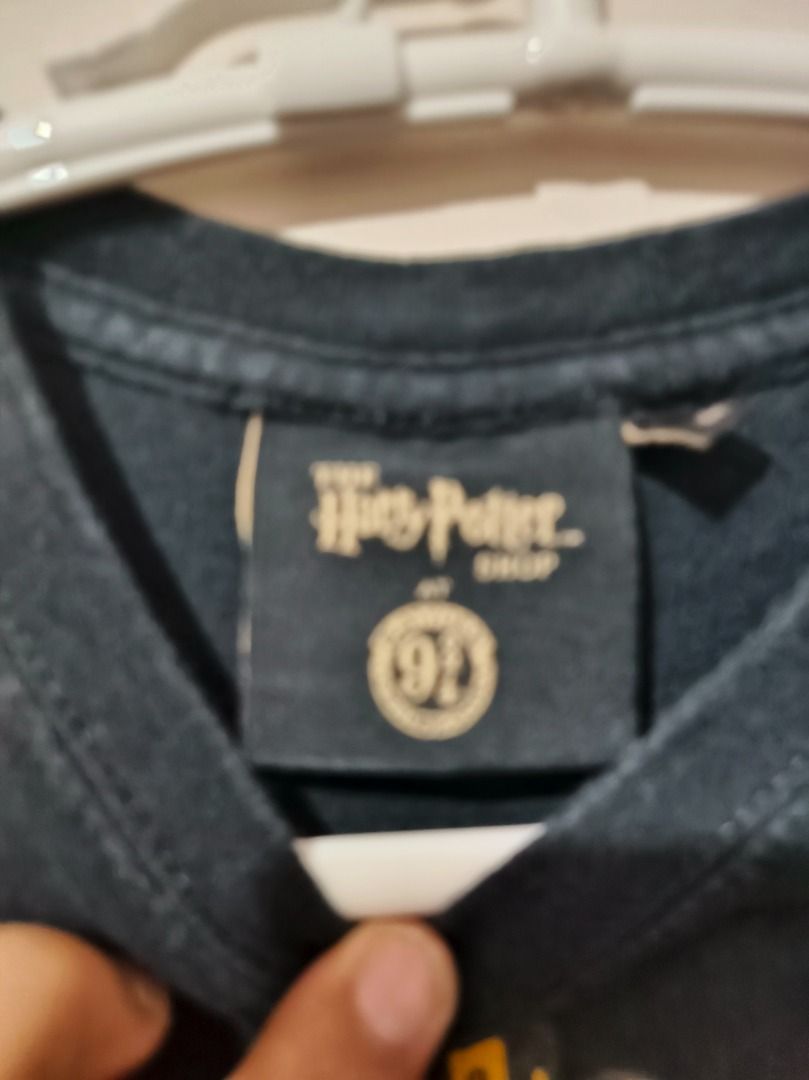 Authentic Harry Potter Hogwarts Crest Graphic Tee - Size Medium Black (Category: Tshirts & Polo Shirts ) located in San Leonardo. Submitted by burgossanleonardo.12345 (Listing ID 1470672935, Image 2). Description: • Brand: The Harry Potter Shop • Size: Medium (M) • Color: Black • Material: 100% Cotton (Soft and breathable fabric) • Condition: Pre-loved in great condition. No major stains, holes, or fading. Print is fully intact. Selling as is.