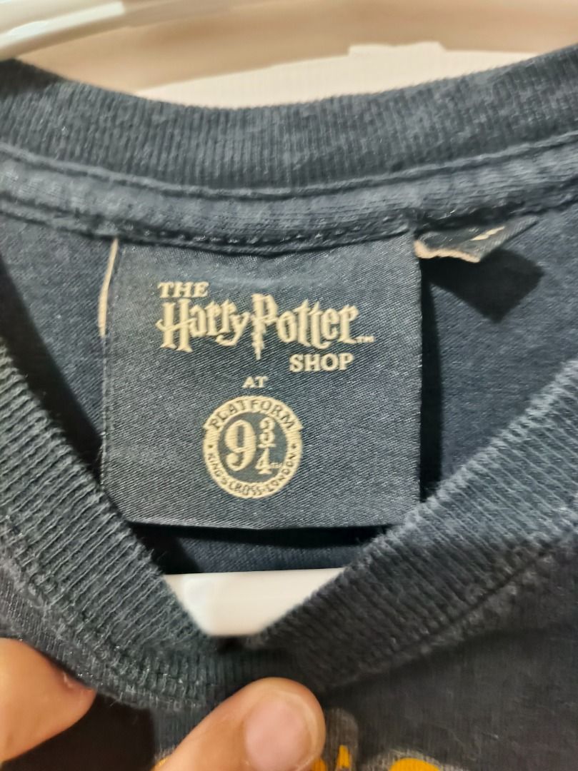 Authentic Harry Potter Hogwarts Crest Graphic Tee - Size Medium Black (Category: Tshirts & Polo Shirts ) located in San Leonardo. Submitted by burgossanleonardo.12345 (Listing ID 1470672935, Image 3). Description: • Brand: The Harry Potter Shop • Size: Medium (M) • Color: Black • Material: 100% Cotton (Soft and breathable fabric) • Condition: Pre-loved in great condition. No major stains, holes, or fading. Print is fully intact. Selling as is.