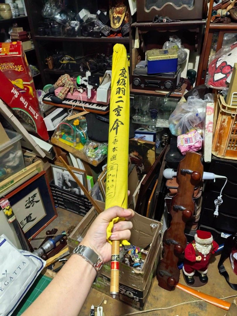 Authentic Japanese Traditional Oiled Paper Umbrella (Category: Umbrellas) located in Cebu City. Submitted by dudes_villanueva (Listing ID 1470618169, Image 3). Description: Authentic Japanese Traditional Oiled Paper Umbrella (Wagasa / Bangasa) 📌 Condition: Brand New, complete with original yellow sleeve. 📌 Dimensions: Approx. 110cm – 115cm open diameter (60cm rib length) | 74.5cm height ​📌 Item: Authentic vintage Japanese traditional oiled pap