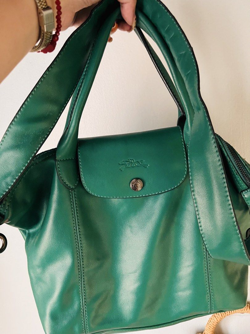 Authentic Longchamp Le Pliage Cuir (Category: Luxury Bags & Wallets) located in Pasig City. Submitted by fruitselling (Listing ID 1470638872, Image 1). Description: ☁️ Medium size, forest green LC w/ sling (embossed with brand) ☁️ Material 100% genuine grained cowhide leather (unlike the standard nylon Pliage bags) ☁️ Features a distinctive debossed jockey logo on the leather flap and a matching green snap button. ☁️ Hardware tonal green snap but