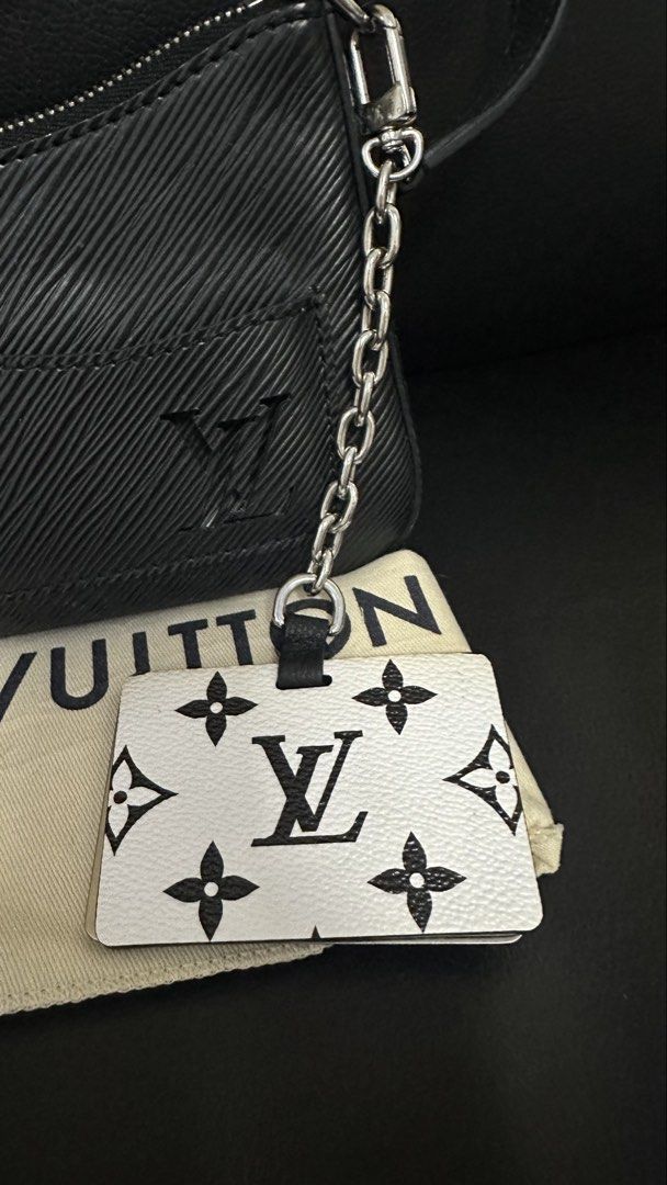 Authentic Louis Vuitton LV Small Shoulder Bag (Category: Luxury Bags & Wallets) located in Las Pinas. Submitted by marshmallowmax (Listing ID 1470570366, Image 3). Description: Guaranteed Authentic! Excellent used! Minimal signs of usage-dirt interior, no flaws.. Fits big size phone and small wallet, etc. Comes with dustbag.