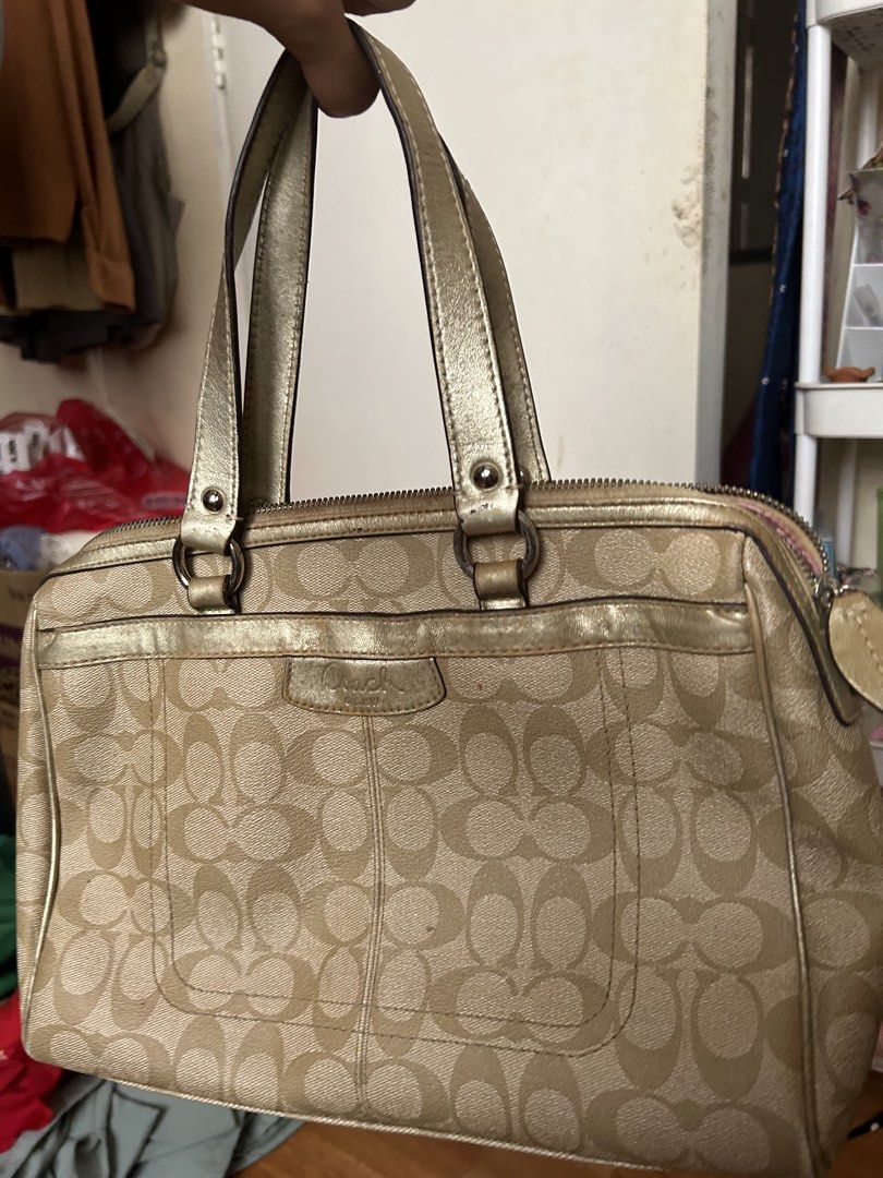 Authentic Vintage Coach Ashley Bag (Category: Shoulder Bags) located in Valenzuela. Submitted by loveshecollection (Listing ID 1470565933, Image 1). Description: .