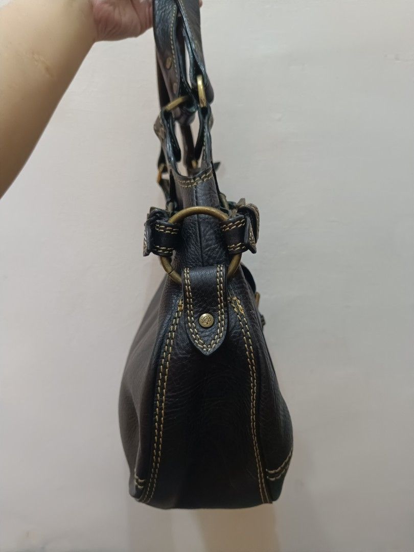 Authentic Vintage Mulberry shoulder bag (Category: Shoulder Bags) located in General Mariano Alvarez. Submitted by plsjewelryemporium (Listing ID 1470654116, Image 2). Description: 💯 Authentic Vintage Mulberry shoulder bag Genuine leather material brass hardware no rubs very pretty and presentable in actual medium size shoulder/tote bag from Europe PHP 3,200 + SF MOP: Gcash MOD: J&t express and lalamove NO COD/COP.