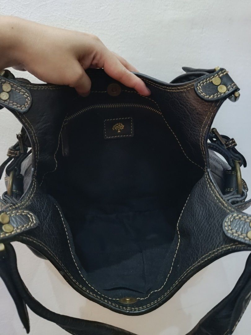 Authentic Vintage Mulberry shoulder bag (Category: Shoulder Bags) located in General Mariano Alvarez. Submitted by plsjewelryemporium (Listing ID 1470654116, Image 3). Description: 💯 Authentic Vintage Mulberry shoulder bag Genuine leather material brass hardware no rubs very pretty and presentable in actual medium size shoulder/tote bag from Europe PHP 3,200 + SF MOP: Gcash MOD: J&t express and lalamove NO COD/COP.