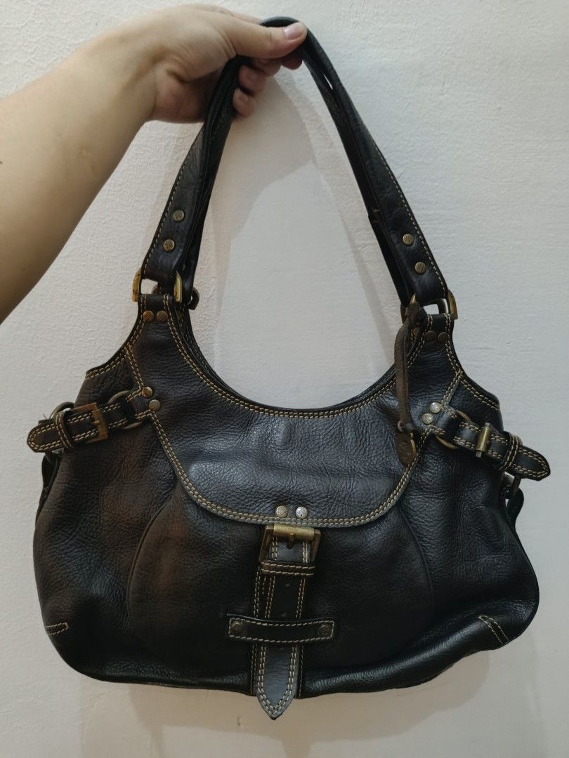 Authentic Vintage Mulberry shoulder bag (Category: Shoulder Bags) located in General Mariano Alvarez. Submitted by plsjewelryemporium (Listing ID 1470654116, Image 1). Description: 💯 Authentic Vintage Mulberry shoulder bag Genuine leather material brass hardware no rubs very pretty and presentable in actual medium size shoulder/tote bag from Europe PHP 3,200 + SF MOP: Gcash MOD: J&t express and lalamove NO COD/COP.
