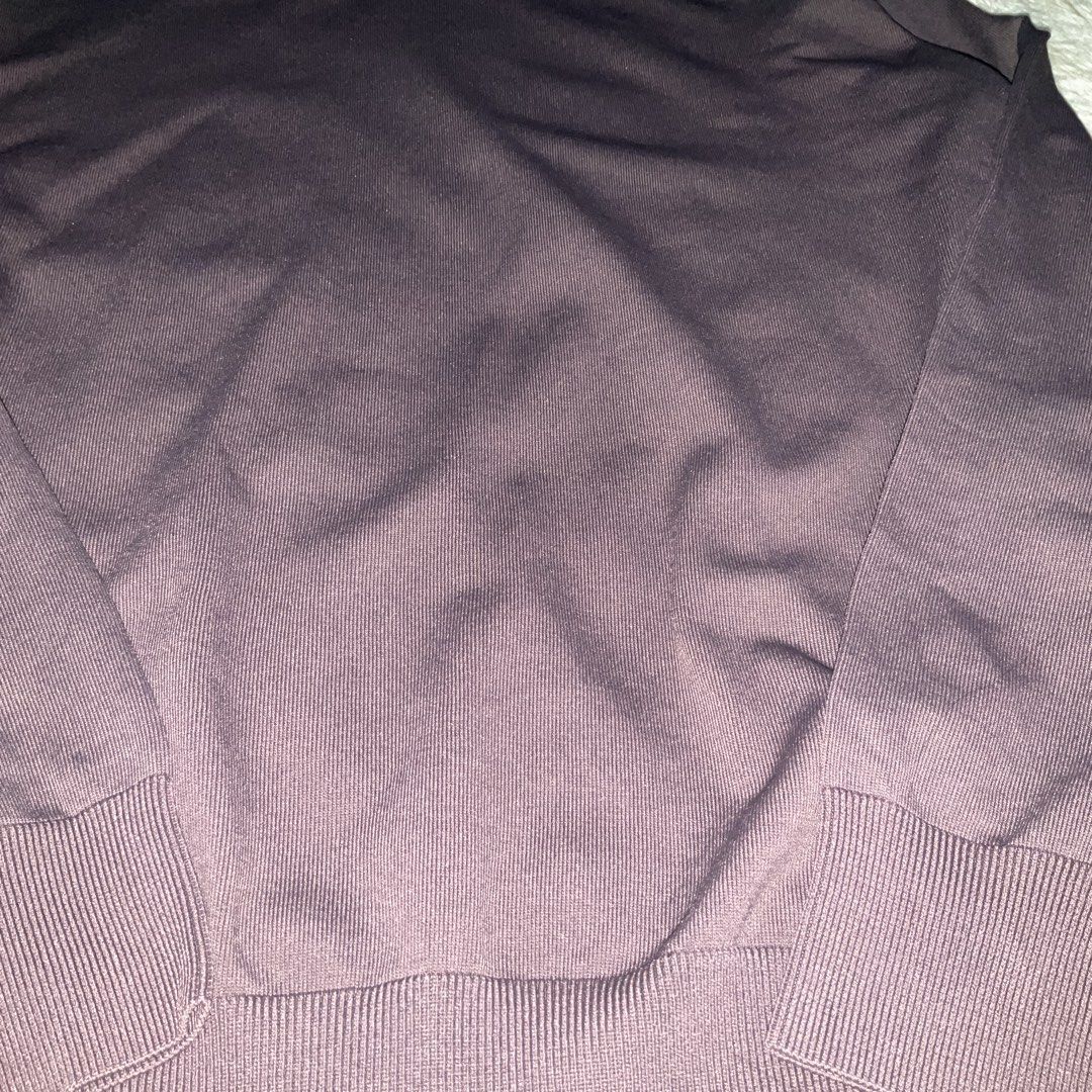 Authentic ZARA Ribbed Knit Texture Crew Neck design (Category: Coats, Jackets and Outerwear) located in San Fernando. Submitted by jz_ofiaza (Listing ID 1470608530, Image 3). Description: Excellent / Like New Needs to be washed only.