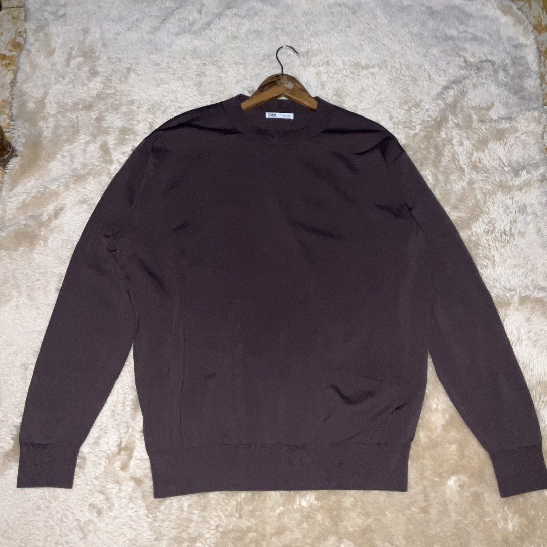 Authentic ZARA Ribbed Knit Texture Crew Neck design (Category: Coats, Jackets and Outerwear) located in San Fernando. Submitted by jz_ofiaza (Listing ID 1470608530, Image 1). Description: Excellent / Like New Needs to be washed only.
