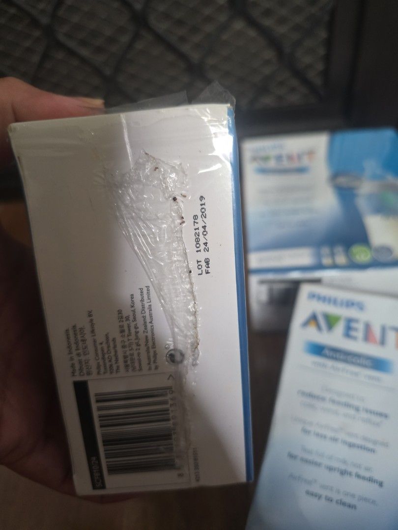 Avent bottle (Category: Breastfeeding & Bottle Feeding) located in Manila. Submitted by therealbargain (Listing ID 1470603451, Image 3). Description: 4 xBrandnew avent anti colic bottle 260ml 2x Brandnew avent anti colic bottle 125ml items are sealed but manufactured quite sometime No return NO refund since its sealed item unable to guarantee that NO discoloration.. buy at your own risk..