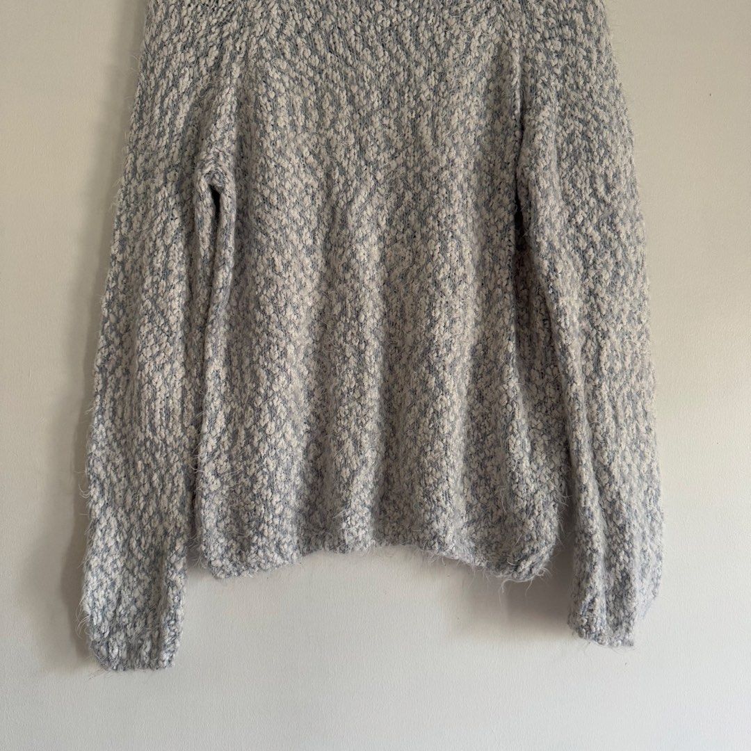 Baby blue knitted sweater (Category: Coats, Jackets and Outerwear) located in Manila. Submitted by apparella.ph (Listing ID 1470660408, Image 3). Description: U.s bought Bet ne bet ko to sobrang comfy and hnd sya makati pag suot. Malambot na k itted style Bust:46 Length.26 ☑️Everything is my Own preloved / BNWT/BNWOT ☑️ not thrifted/Ukay ☑️ malukot sa picture kasi na stock sa cabinet (tinatamad mag plantsa ✌️ ) ☑️Personal items ( usually bought i