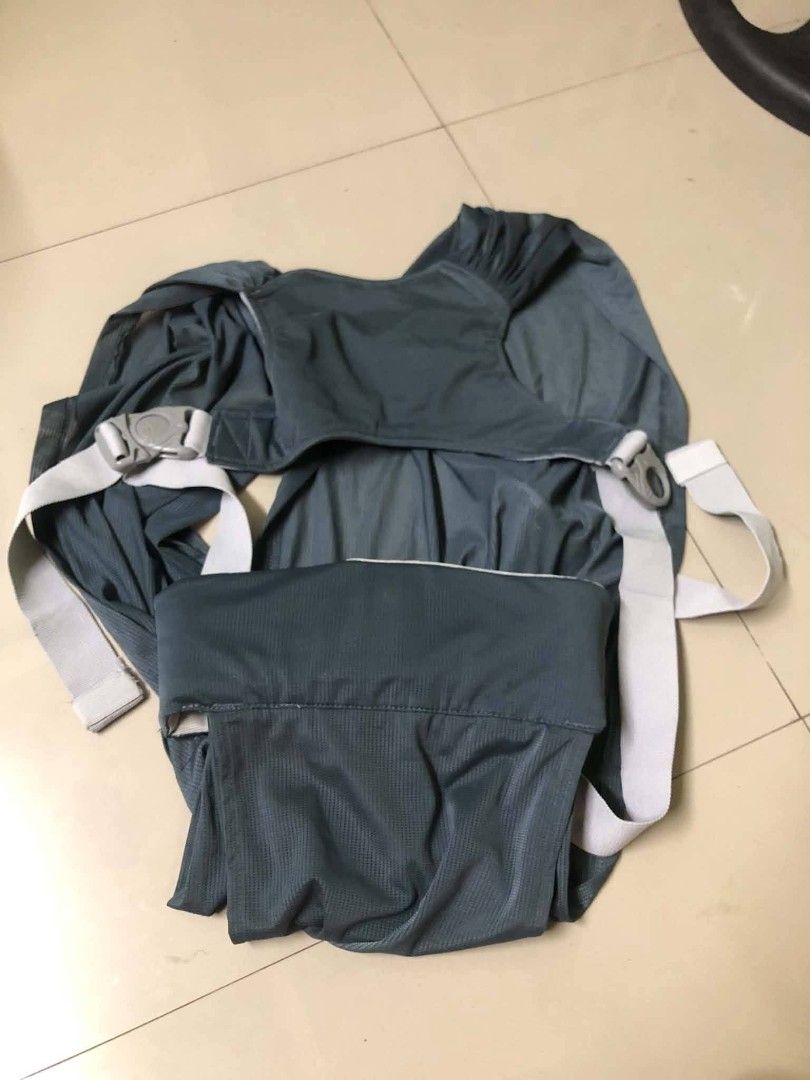 Baby carrier preloved (Category: Maternity Care) located in Las Pinas. Submitted by yel_olshoppe (Listing ID 1470617431, Image 3). Description: preloved vguc my konting issue lng see last pic 400 nlng po.