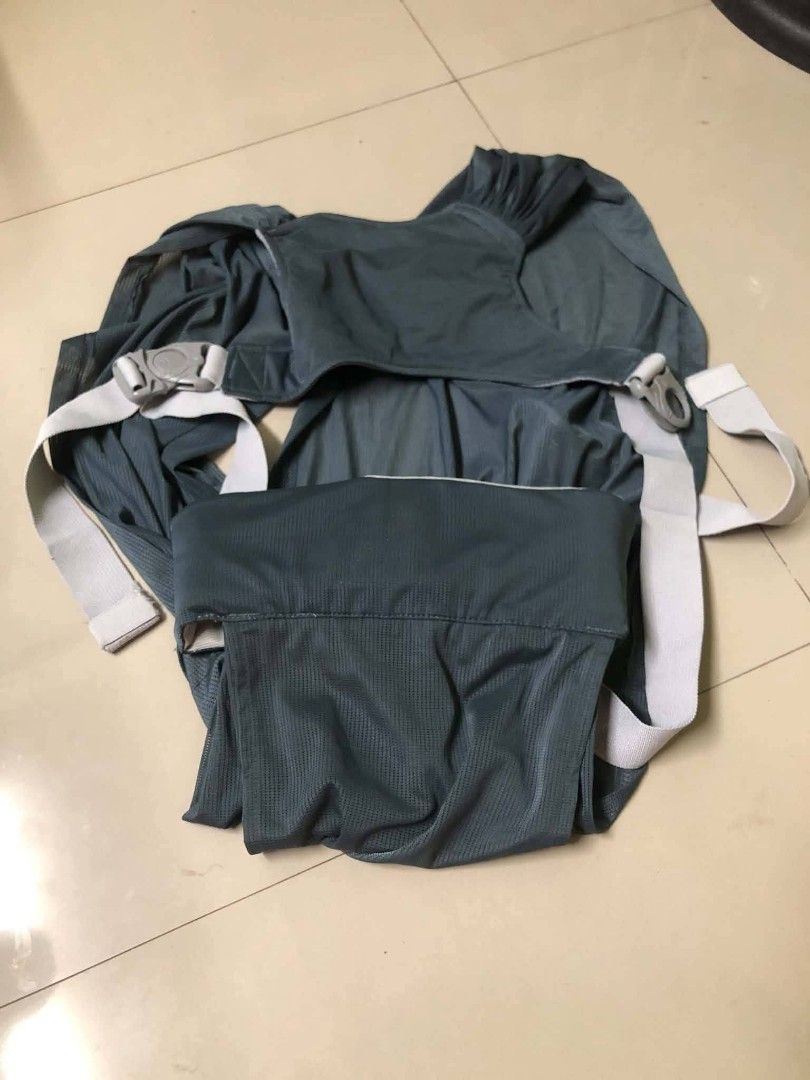 Baby carrier preloved (Category: Maternity Care) located in Las Pinas. Submitted by yel_olshoppe (Listing ID 1470617431, Image 2). Description: preloved vguc my konting issue lng see last pic 400 nlng po.