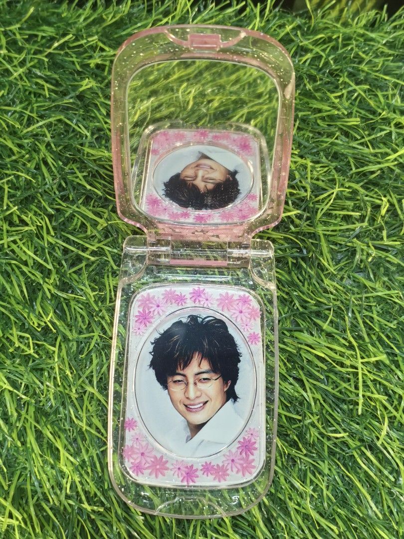 Bae Yong-joon from winter sonata (Category: K-Wave Merchandise) located in Paranaque City. Submitted by furugiyafinds (Listing ID 1470691653, Image 2). Description: - Features Bae Yong-joon from the classic K-drama Winter Sonata - Cute pink sparkly flip case design with pink floral accents - Compact pocket mirror size, perfect for everyday carry or makeup touch-ups - Nostalgic collectible item for early Hallyu fans - Good pre-loved condition.