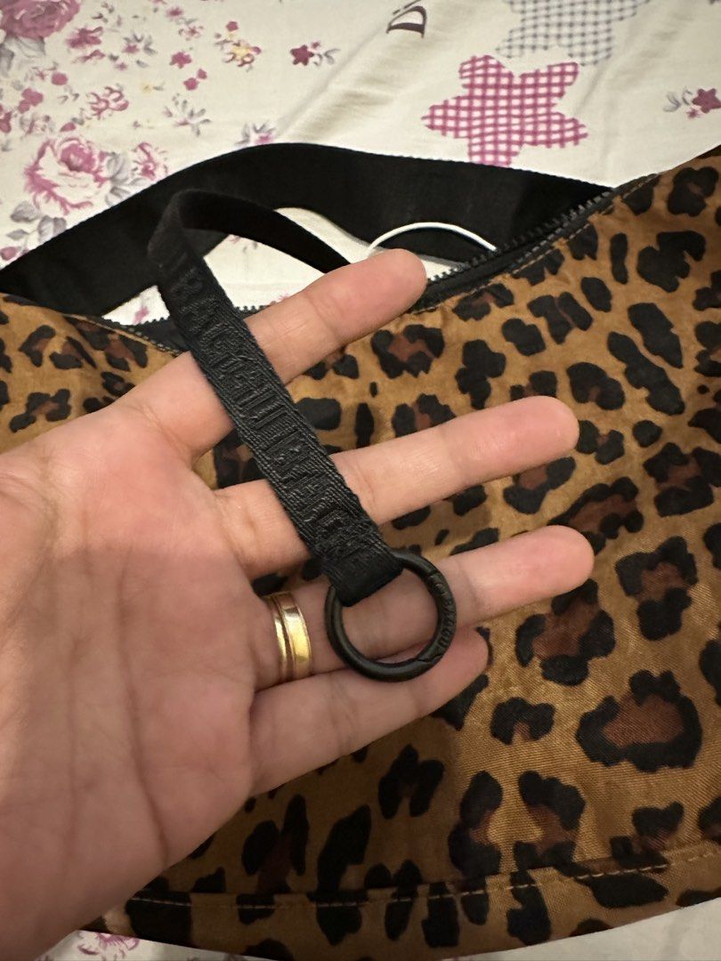 Baggu medium crescent Leopard print (Category: Cross-body Bags) located in Bulacan. Submitted by mayoibay (Listing ID 1470601618, Image 3). Description: .