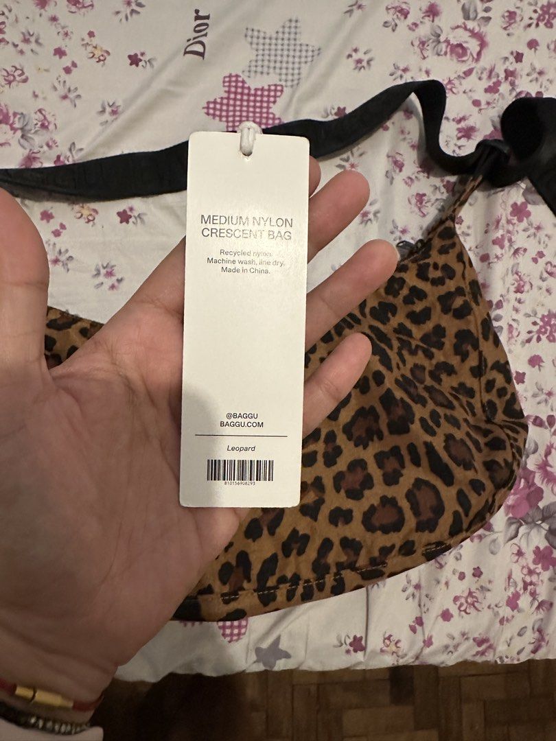Baggu medium crescent Leopard print (Category: Cross-body Bags) located in Bulacan. Submitted by mayoibay (Listing ID 1470601618, Image 2). Description: .