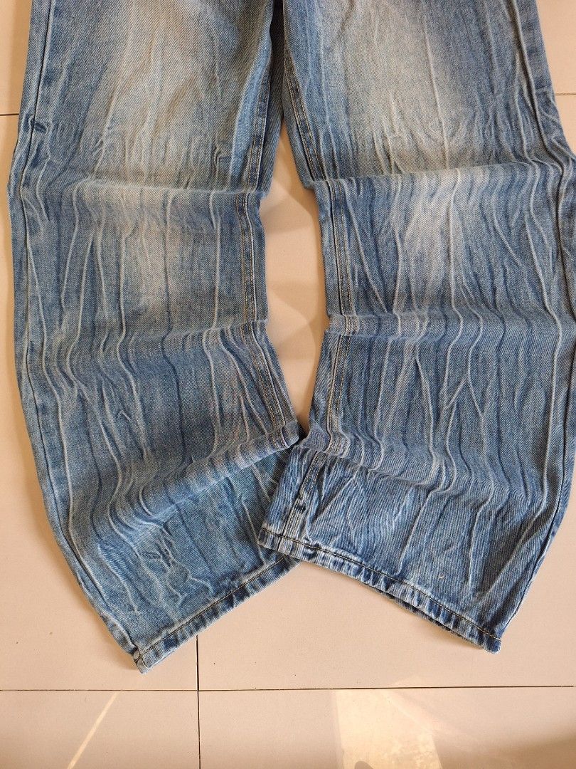 Baggy Pants (Category: Jeans) located in Cebu City. Submitted by authentica.28 (Listing ID 1470713876, Image 3). Description: 30-34waistline 41 length 11 hem STRETCHABLE WAISTLINE.