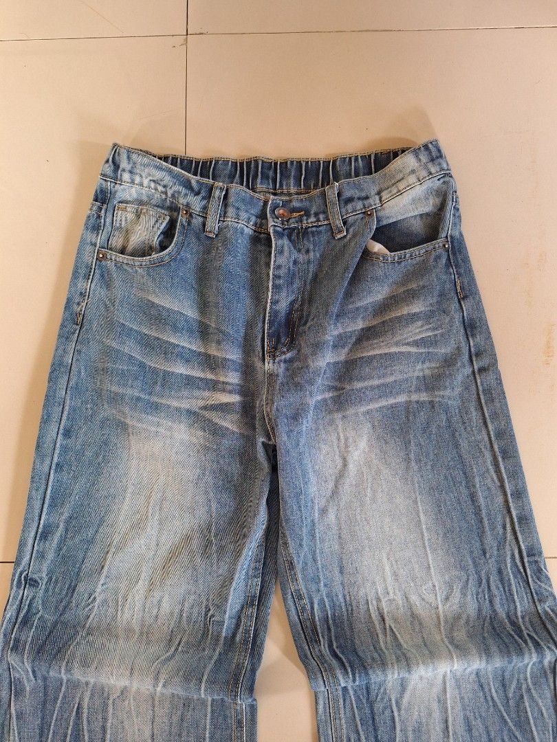 Baggy Pants (Category: Jeans) located in Cebu City. Submitted by authentica.28 (Listing ID 1470713876, Image 2). Description: 30-34waistline 41 length 11 hem STRETCHABLE WAISTLINE.