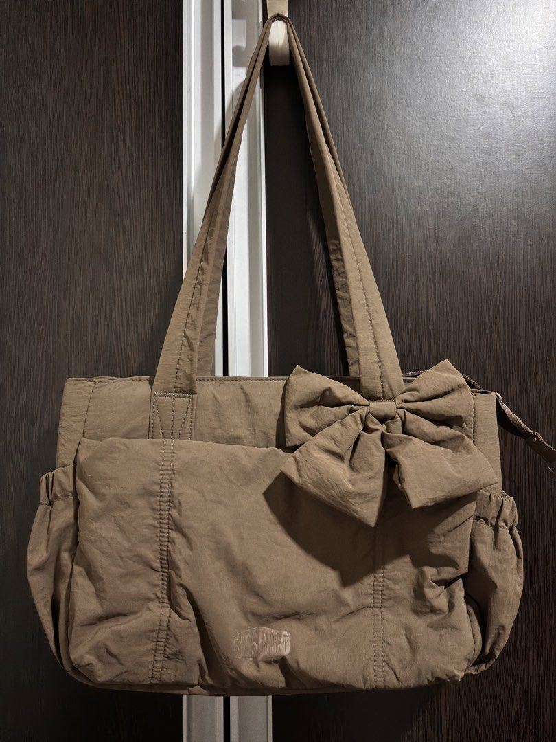 bagsmart bow tote bag (Category: Shoulder Bags) located in Quezon City. Submitted by injooool (Listing ID 1470728625, Image 1). Description: - bago lang din! ginamit lang for picture :).