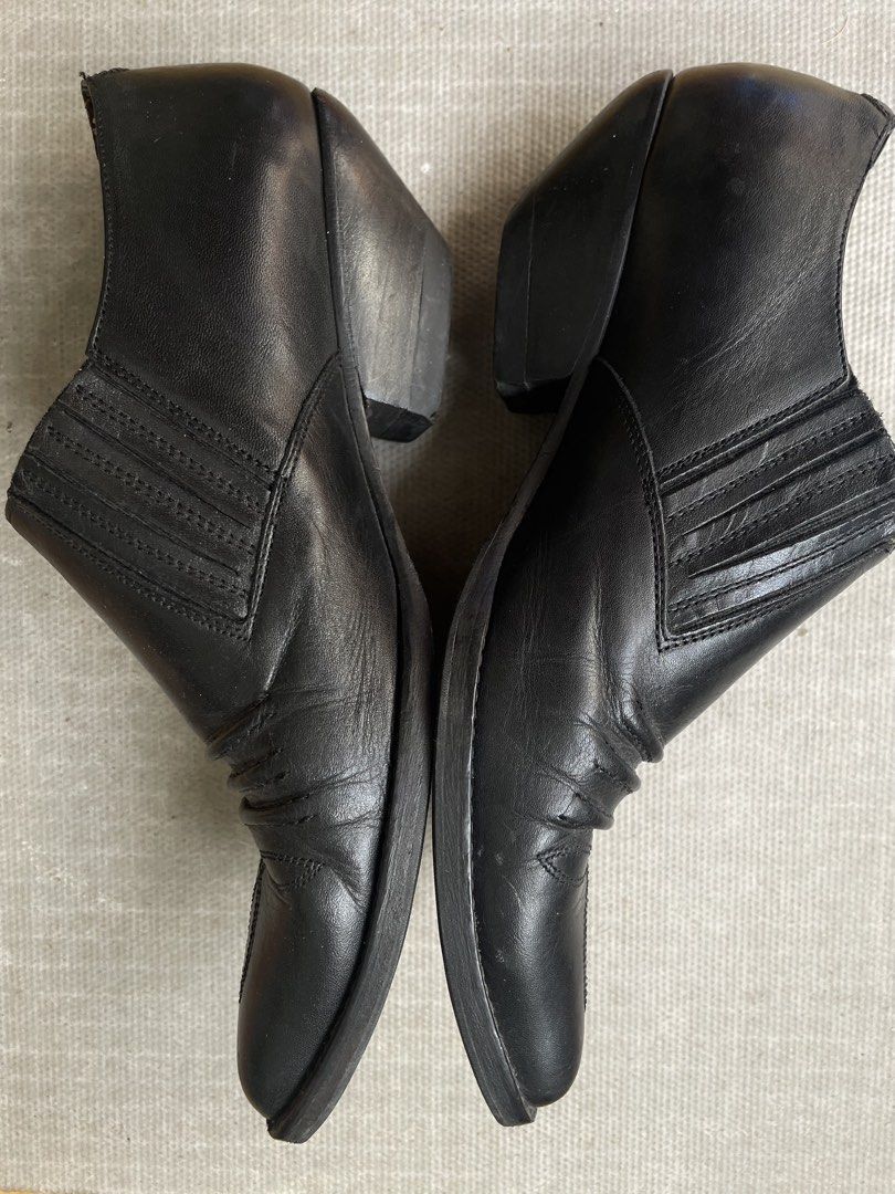 Balat na shoes Guess (Category: Casual Shoes) located in Mandaluyong City. Submitted by summersamnl (Listing ID 1470611983, Image 2). Description: Pwede discount.