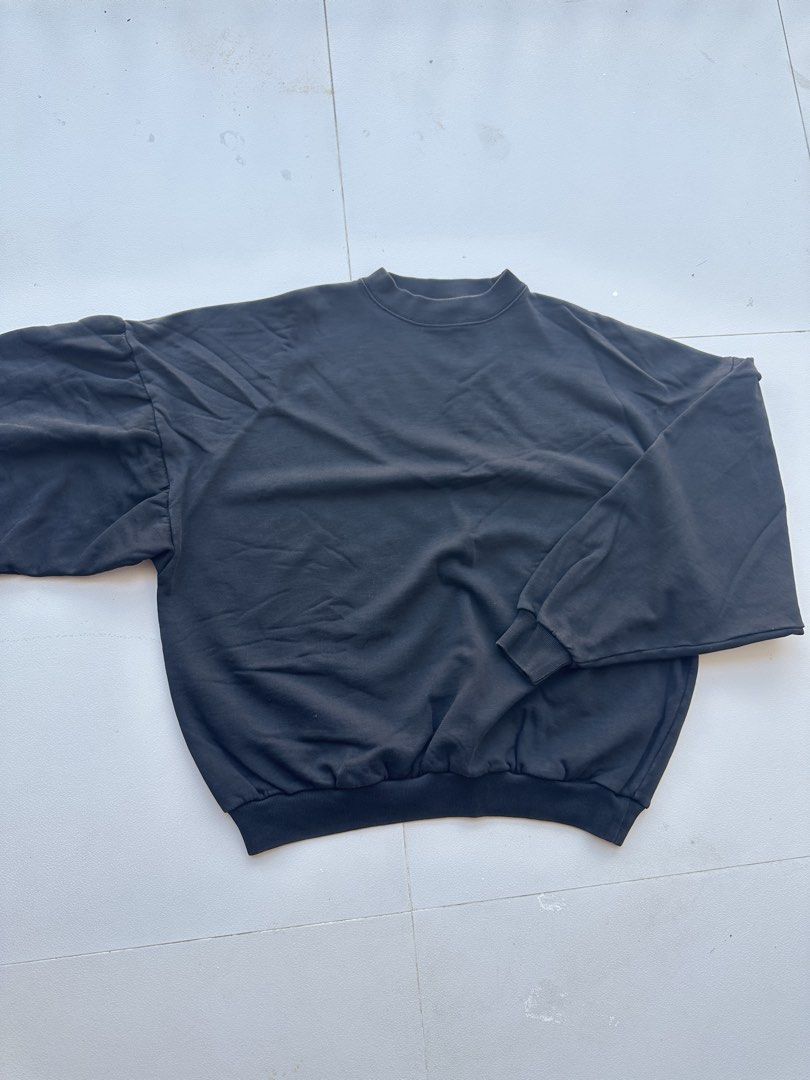 Balenciaga Balloon-Fit Sweatshirt (Category: Hoodies) located in Angeles City. Submitted by royal_vintage_thriftshop (Listing ID 1470626681, Image 2). Description: Shoulder 27, Chest 25, Length 25 No issue Washtag No.