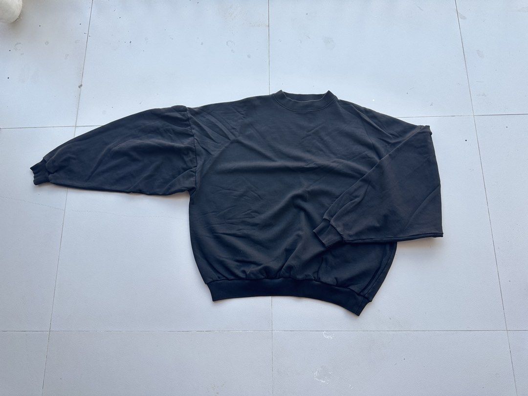 Balenciaga Balloon-Fit Sweatshirt (Category: Hoodies) located in Angeles City. Submitted by royal_vintage_thriftshop (Listing ID 1470626681, Image 1). Description: Shoulder 27, Chest 25, Length 25 No issue Washtag No.
