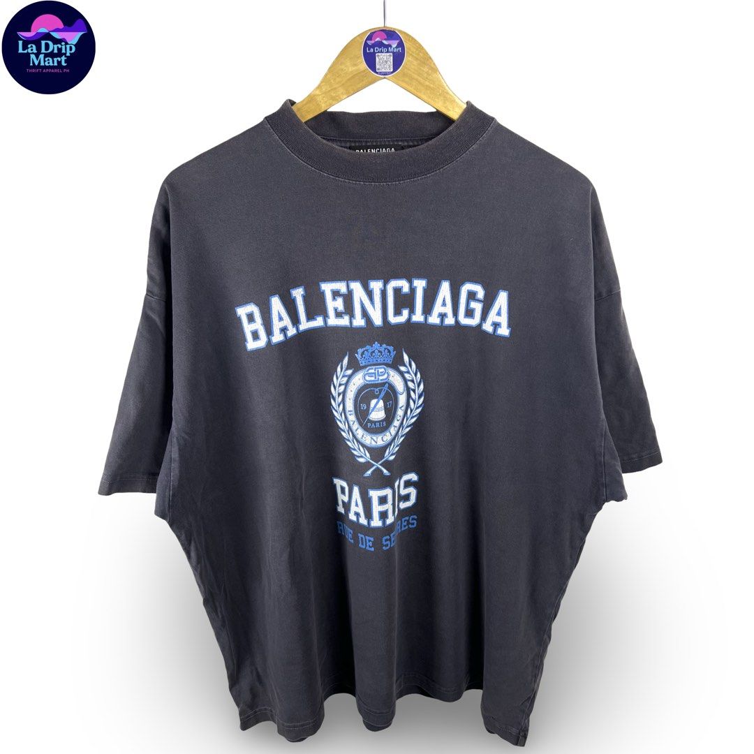 ‎“BALENCIAGA PARIS” UNVRSTY SCRPT TEE (Category: Tshirts & Polo Shirts ) located in Taguig. Submitted by ldm.ph (Listing ID 1470743121, Image 1). Description: ‎(LDM-C-0285) ‎Size:ACTUAL FIT:XL-XXL ‎Dimensions ‎Inches width:25 ‎Inches length:28 ‎Condition: GOOD AS NEW ‎Color rate:10 ‎Flaws:❌ ‎(READY TO WEAR) .
