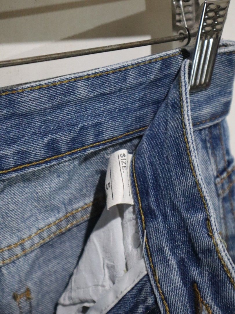 Barrel Denim Pants Jeans (Category: Jeans) located in Tarlac. Submitted by gatheredthrift (Listing ID 1470649482, Image 2). Description: size: 24-25 | length: 40 condition: 10/10| no flaws I needs wash mine — 599 + sf 》mod: direct JNT (min. 54) 》📍Tarlac.