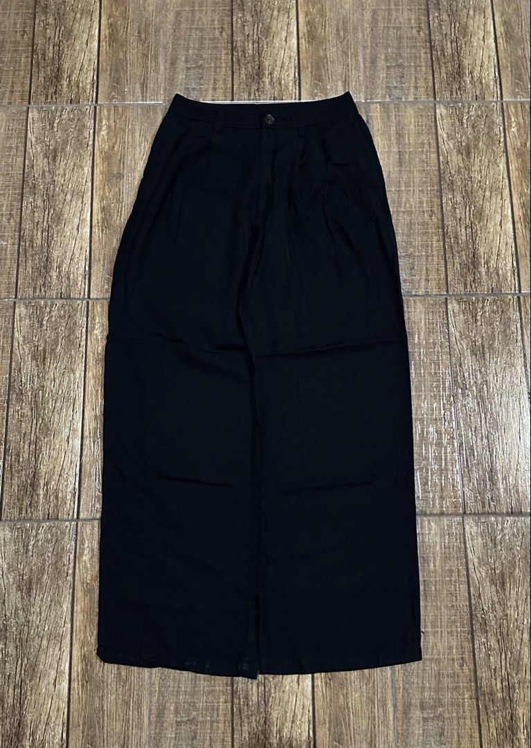 BARREL PANTS (Category: Other Bottoms) located in Manila. Submitted by urban.vintage (Listing ID 1470605598, Image 1). Description: ISSUEs:NONE (NEED WASH) MOP :GCASH (NO COD) SHIP VIA: LALAMOVE & J&T LOCATION: PASIG CITY LENGTH: 42 WIDTH :28 OPENING : 10.