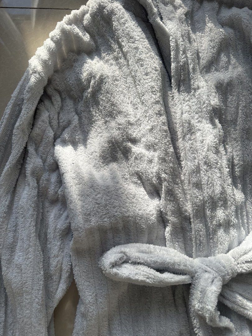Bathrobe brand new (Category: Bath) located in Quezon City. Submitted by byzeya (Listing ID 1470651638, Image 3). Description: Brand new linabhan lang but di nagamit..