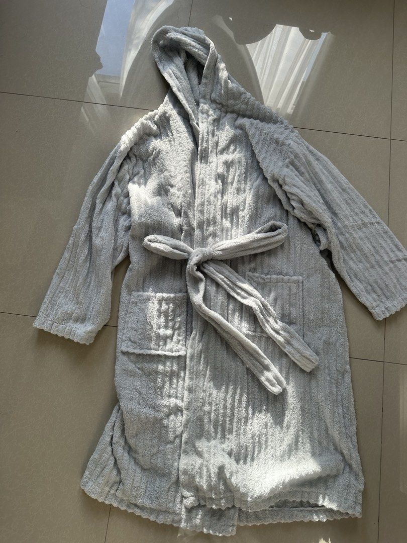 Bathrobe brand new (Category: Bath) located in Quezon City. Submitted by byzeya (Listing ID 1470651638, Image 1). Description: Brand new linabhan lang but di nagamit..