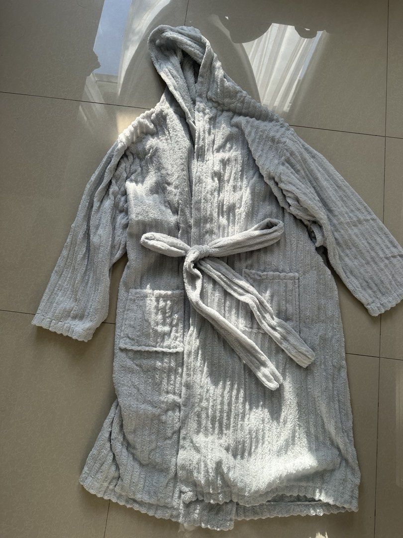 Bathrobe brand new (Category: Bath) located in Quezon City. Submitted by byzeya (Listing ID 1470651638, Image 2). Description: Brand new linabhan lang but di nagamit..