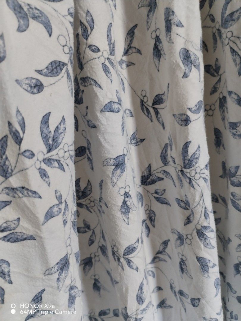 Bedsheets & Flatsheet ( king) (Category: Bedding & Towels) located in Muntinlupa City. Submitted by arciagamaryann68 (Listing ID 1470610210, Image 2). Description: - Size: King size - Set includes: Fitted bedsheet and flatsheet - Design: Elegant white fabric with blue botanical leaf and berry print - Features: Fully garterized edges for easy fitting on thick mattresses - Condition: Pre-loved with normal signs of use and visible fabric texture/pil