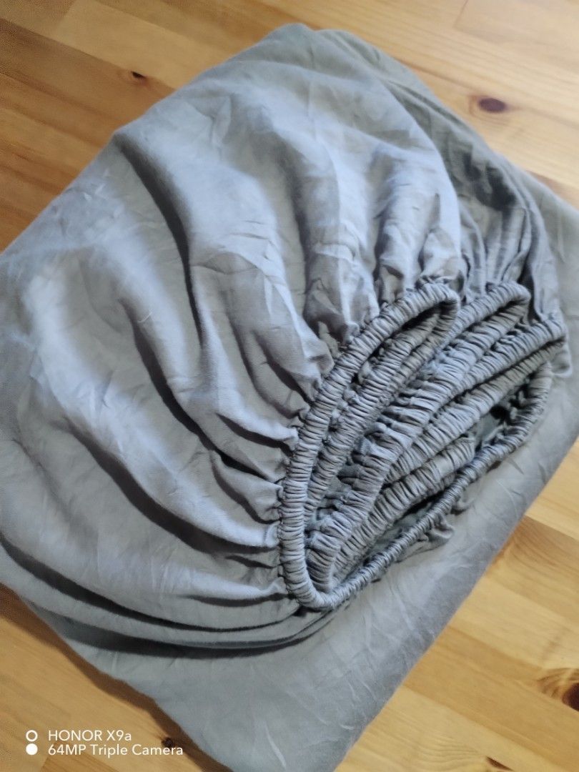 Bedsheets Gray Color (Category: Bedding & Towels) located in Muntinlupa City. Submitted by arciagamaryann68 (Listing ID 1470617306, Image 1). Description: - Color: Gray - Type: Fitted bedsheet with elastic garterized edges - Condition: Well-maintained, clean, and ready to use - Material: Soft and comfortable fabric - Design: Minimalist solid gray that matches any bedroom interior.