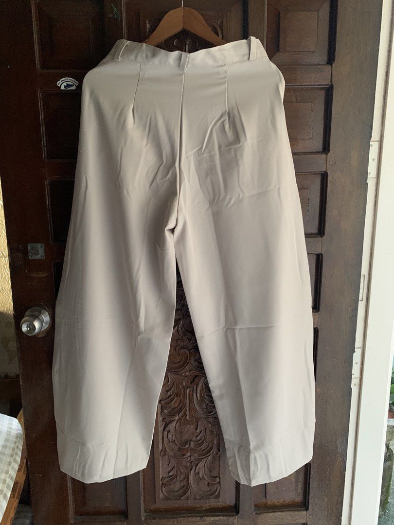 Beige wide leg trousers pants (Category: Jeans) located in Plaridel. Submitted by sonofthe.dawgg (Listing ID 1470641204, Image 2). Description: NEVER BEEN USED. RFS HINDI KASYA SA WAISTLINE WAIST: 30 LENGTH: 40.5 LEG OPENING: 11.5.