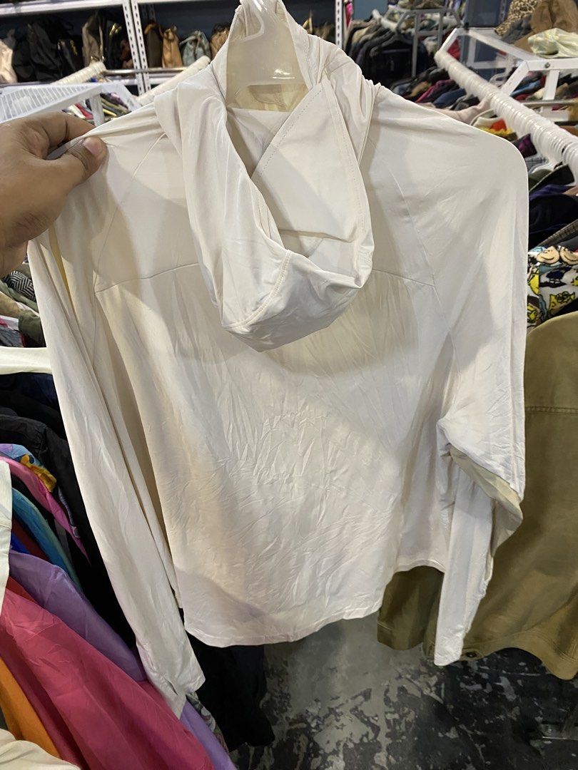 Beneunder Jacket (Category: Activewear) located in San Jose. Submitted by shady.archives (Listing ID 1470727677, Image 3). Description: Medium.