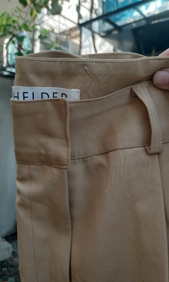 Bermuda type tailored coffee brown short (Category: Shorts) located in Davao. Submitted by kannikasok1987 (Listing ID 1470576542, Image 3). Description: Wd side pocket Waist 29-30 Hips 40 L 23.5 like bnew.