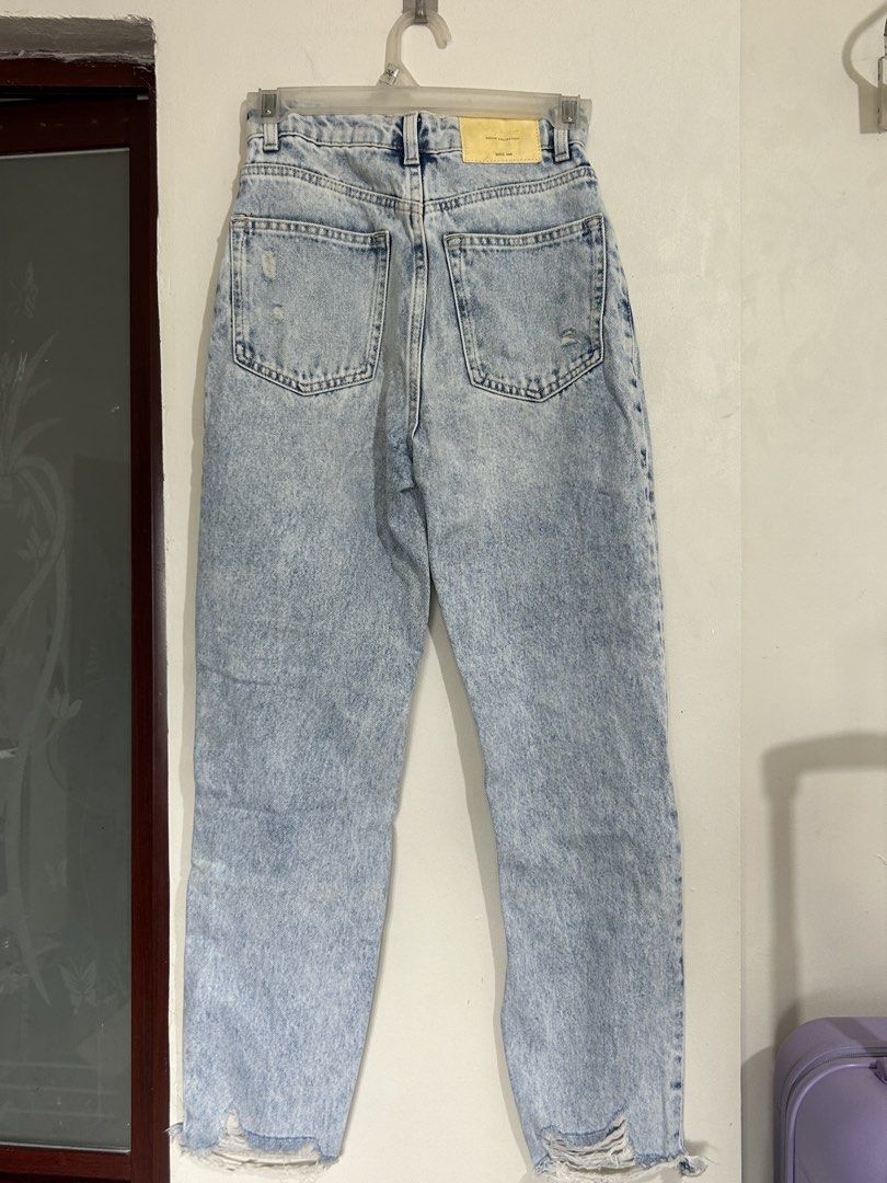 Bershka Light Denim Tattered Pants (Category: Jeans) located in Cainta. Submitted by pascheey2018 (Listing ID 1470666303, Image 2). Description: .