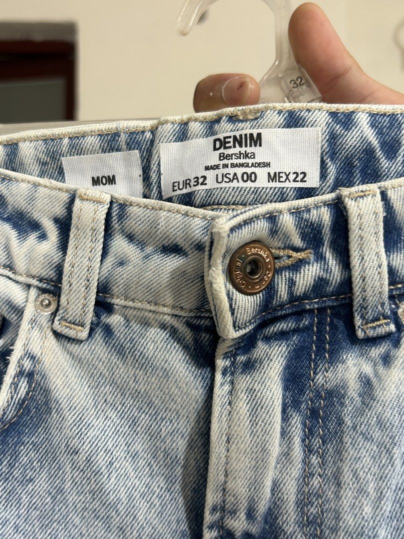 Bershka Light Denim Tattered Pants (Category: Jeans) located in Cainta. Submitted by pascheey2018 (Listing ID 1470666303, Image 3). Description: .