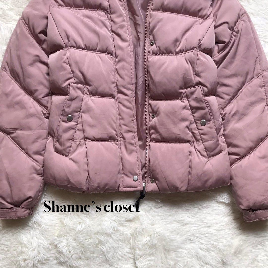 Bershka Puffer (Category: Coats, Jackets and Outerwear) located in Baguio. Submitted by shannecloset (Listing ID 1470601232, Image 2). Description: For keeps piece, never been used because its too small for me but so classy💗 -Fluffy faux-fur hood -Perfect for cold weather and travel -Cute, stylish, and easy to pair with your favorite outfits.