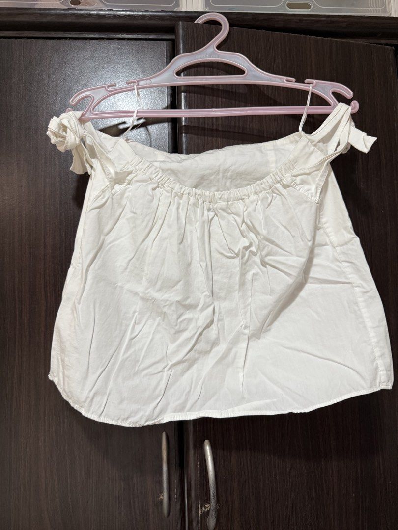 Bershka White Off-Shoulder Top Size S (Category: Blouses) located in Pateros City. Submitted by daisy03052000 (Listing ID 1470677893, Image 2). Description: Bershka white off-shoulder top in Size M Features cute shoulder bows and an elastic neckline. Lightweight and perfect for warm weather. Clearing out my wardrobe so grab it while you can!.