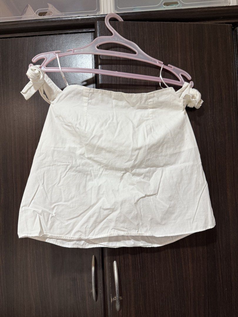 Bershka White Off-Shoulder Top Size S (Category: Blouses) located in Pateros City. Submitted by daisy03052000 (Listing ID 1470677893, Image 1). Description: Bershka white off-shoulder top in Size M Features cute shoulder bows and an elastic neckline. Lightweight and perfect for warm weather. Clearing out my wardrobe so grab it while you can!.