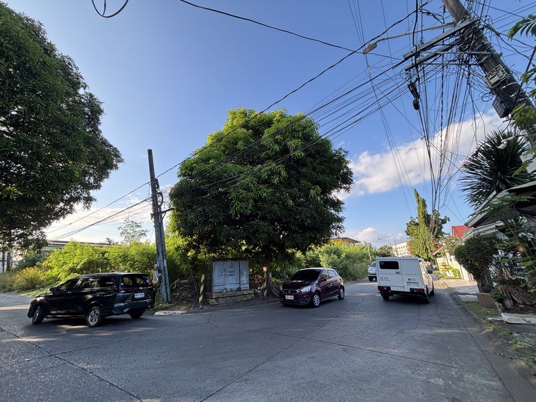 BF HOMES vacant lot 3 adjacent lot (Category: Announcements) located in Paranaque City. Submitted by whitetigerfrost_jp2005tt (Listing ID 1470561443, Image 3). Description: 🟣P 50,000 per SQM 🟣3 adjacent lot ☮️ NON FLOODED AREA proven 🔵813 SQM in total 🔵3 titles - seperate 🟡 DIRECT BUYERS ONLY ✅Seller pays Captial Gains We accept ✅Bank Finnancing Near 🌟Schools ( Southville ) 🌟Malls ( Robinsons Las Pinas easy access) 🌟Drug Store ( Mercury D