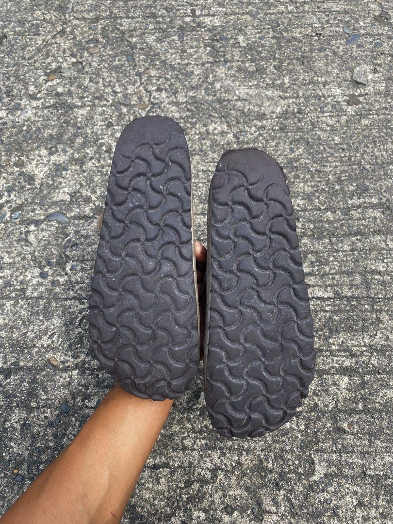 Birkenstock Soft Footbed (Category: Sneakers & Footwear) located in Caloocan City. Submitted by okimmamaat31639 (Listing ID 1470596649, Image 3). Description: Birkenstock Soft Footbed - Taupe Size: 40 Issue: Need Wash / Heel Drags Good Condition 980+Sf Location: North Caloocan J&T Regular.